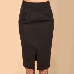 Spódnica w kolorze czarnym. Czarne spódniczki damskie Chattawak, xl, klasyczne, z standardowym stanem. W wyprzedaży za 79,95 zł.