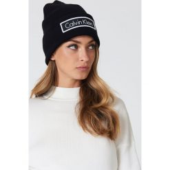Calvin Klein Czapka Calvin Klein - Black. Czarne czapki damskie marki Calvin Klein, z dzianiny. Za 183,95 zł.