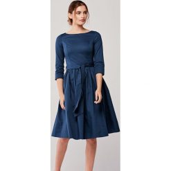 Sukienka Melia navy blue 32 niebieski. Niebieskie sukienki damskie Marie Zélie, s, w paski, z elastanu, klasyczne, z klasycznym kołnierzykiem, bez rękawów, rozkloszowane. Za 397,00 zł.