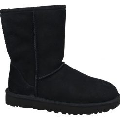 UGG Classic Short II 1016223-BLK. Czarne śniegowce damskie Ugg, na zimę, ze skóry, bez zapięcia. W wyprzedaży za 899,99 zł.