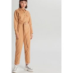 Kombinezon w militarnym stylu - Brązowy. Pomarańczowe kombinezony damskie Cropp, moro, militarne, bez kołnierzyka, bez rękawów. Za 159,99 zł.