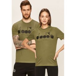 Diadora - T-shirt. Zielone bluzki damskie Diadora, s, z nadrukiem, z bawełny, casualowe, z okrągłym kołnierzem. W wyprzedaży za 79,90 zł.