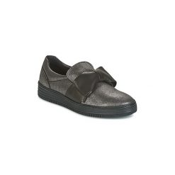 Buty Bullboxer OLIVE. Czarne trampki i tenisówki damskie marki Bullboxer, bez wzorów, bez zapięcia. Za 319,20 zł.