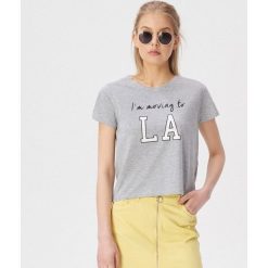 T-shirt z motywem La - Jasny szar. Szare t-shirty damskie Sinsay, s, bez wzorów, bez kołnierzyka. Za 14,99 zł.