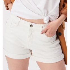 Jeansowe szorty regular - Biały. Białe szorty damskie Sinsay, bez wzorów, z jeansu. Za 59,99 zł.