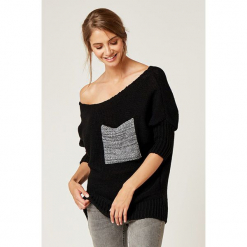 Sweter w kolorze czarnym. Czarne swetry klasyczne damskie marki SCUI, z dekoltem w łódkę. W wyprzedaży za 129,95 zł.