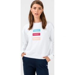 Tommy Jeans Bluza Biały. Białe bluzy damskie Tommy Jeans, m, z haftami, z bawełny, bez rękawów, bez kaptura. Za 376,95 zł.