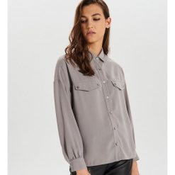 Koszula z kieszeniami - Jasny szary. Szare koszule damskie Cropp, s, bez wzorów, bez kołnierzyka, bez rękawów. W wyprzedaży za 15,99 zł.