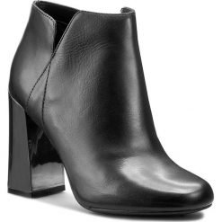 Botki GUESS - Helio FLHEL3 LEA10 BLACK. Czarne buty zimowe damskie marki Guess, z materiału. W wyprzedaży za 479,00 zł.