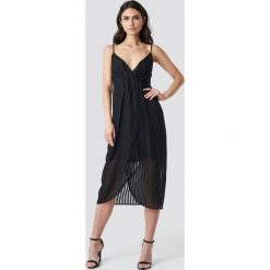 NA-KD Party Sukienka - Black. Czarne sukienki damskie marki NA-KD Party, na imprezę, bez wzorów, bez kołnierzyka, bez rękawów, kopertowe. Za 161,95 zł.