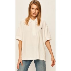 Adidas Originals - T-shirt. Białe topy damskie adidas Originals, bez wzorów, z bawełny, casualowe, bez kołnierzyka. W wyprzedaży za 129,90 zł.