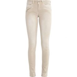 Freeman T. Porter CORALIE Jeans Skinny Fit moonstruck. Brązowe rurki damskie Freeman T. Porter. W wyprzedaży za 265,30 zł.