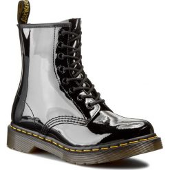 Glany DR. MARTENS - 1460 W 11821011 Black. Czarne glany damskie Dr. Martens, ze skóry ekologicznej, klasyczne, bez obcasa, bez zapięcia. W wyprzedaży za 409,00 zł.