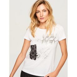 T-shirt z błyszczącym nadrukiem - Biały. Białe t-shirty damskie Reserved, m, z nadrukiem. Za 29,99 zł.