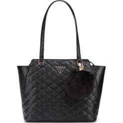 Guess Astrid Torebka Czarny. Czarne torebki klasyczne damskie Guess, z aplikacjami, z poliesteru, bez dodatków. Za 654,95 zł.