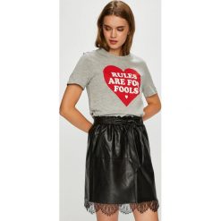 Only - Top. Białe bluzki damskie ONLY, s, z nadrukiem, z bawełny, z okrągłym kołnierzem. W wyprzedaży za 27,90 zł.