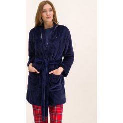 Szlafrok TOMMY HILFIGER Fluffy Robe UW0UW01966. Niebieskie szlafroki damskie TOMMY HILFIGER, xs, bez wzorów, z poliesteru, bez rękawów, bez kaptura. W wyprzedaży za 279,00 zł.