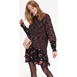 LUŹNY SWETER Z RĘKAWEM 3/4. Czarne swetry klasyczne damskie marki Top Secret, na zimę, w kolorowe wzory, z dzianiny. W wyprzedaży za 59,99 zł.