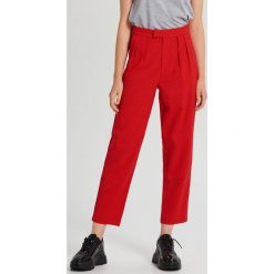 Spodnie chino - Czerwony. Czerwone spodnie damskie Cropp. Za 89,99 zł.