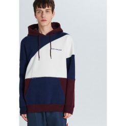 Wielobarwna bluza comfort - Bordowy. Czerwone bluzy męskie Cropp, s, bez wzorów, bez kołnierzyka, bez rękawów, bez kaptura. Za 119,99 zł.