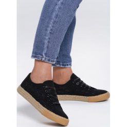 Czarne Trampki Cheers. Czarne espadryle damskie Renee, z aplikacjami, z koronki, bez obcasa, na płaskiej podeszwie. Za 59,99 zł.