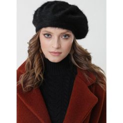 Czarny Beret Ayers. Czarne berety damskie Born2be, bez wzorów, z dzianiny. Za 59,99 zł.