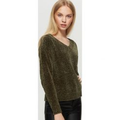 Szenilowy sweter z dekoltem - Khaki. Brązowe bez kategorii marki Cropp, s. W wyprzedaży za 29,99 zł.