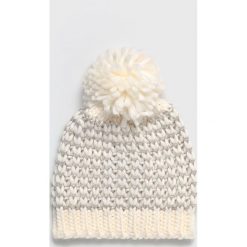 Only - Czapka Tibana. Białe czapki damskie marki ONLY, na zimę, z poliesteru. W wyprzedaży za 39,90 zł.