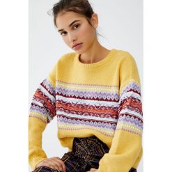 Żakardowy sweter ze wzorami z przodu. Swetry damskie Pull&Bear, bez wzorów, z żakardem, bez rękawów, bez kaptura. Za 99,90 zł.