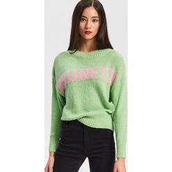 Sweter z napisem - Zielony. Zielone swetry damskie Reserved, s, z napisami, bez rękawów, bez kaptura. W wyprzedaży za 69,99 zł.