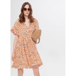 Sukienka w kwiaty Eco Aware - Kremowy. Białe sukienki damskie Mohito, w kwiaty, bez kołnierzyka, bez rękawów. Za 159,99 zł.