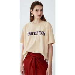 Koszulka z napisem „Perfect”. Szare koszulki damskie Pull&Bear, z napisami, bez kołnierzyka, z krótkim rękawem. Za 59,90 zł.