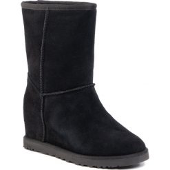 Buty UGG - W Classic Femme Short 1104611 Blk. Czarne kozaki damskie Ugg, na zimę, z wełny, bez zapięcia. Za 899,00 zł.