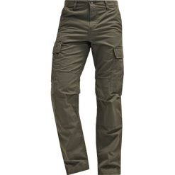 Carhartt WIP REGULAR COLUMBIA Bojówki cypress rinsed. Zielone spodnie męskie marki Carhartt WIP, m, bez wzorów, z bawełny. Za 419,00 zł.
