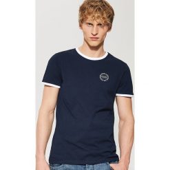 T-shirt z kontrastowym obszyciem - Granatowy. Niebieskie t-shirty męskie House, l, z kontrastowym kołnierzykiem. Za 35,99 zł.