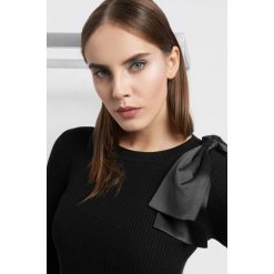 Prążkowany sweter z kokardą. Czarne swetry klasyczne damskie Orsay, xs, z dzianiny, z kokardą. Za 99,99 zł.