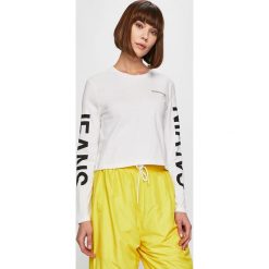 Calvin Klein Jeans - Bluzka. Białe bluzki damskie Calvin Klein Jeans, s, z nadrukiem, z bawełny, casualowe, z okrągłym kołnierzem. W wyprzedaży za 139,90 zł.