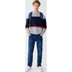Sweter z dzianiny ottoman z kolorowymi panelami. Szare swetry klasyczne męskie marki Pull&Bear, m, w kolorowe wzory, z dzianiny. Za 109,00 zł.