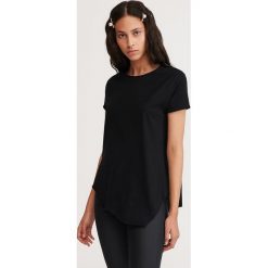 T-shirt z asymetrycznym dołem - Czarny. Czarne t-shirty damskie Reserved, s, bez wzorów, z asymetrycznym kołnierzem. Za 29,99 zł.