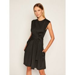 Sukienka koktajlowa Victoria Victoria Beckham 2420WDR001925B. Czarne sukienki damskie Victoria Victoria Beckham, bez wzorów, wizytowe, bez kołnierzyka, bez rękawów. Za 1779,00 zł.