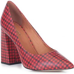 Buty damskie. Czerwone czółenka damskie Wittchen, na co dzień, bez wzorów, ze skóry, bez obcasa, na słupku. W wyprzedaży za 299,90 zł.