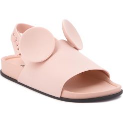 Sandały MELISSA - Beach Slide Sandal + D 32297 Pink/Black 51647. Różowe klapki damskie Melissa, z aplikacjami, z tworzywa sztucznego, bez obcasa. W wyprzedaży za 299,00 zł.
