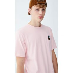 Bawełniana koszulka z haftem. Zielone koszulki męskie Pull&Bear, m, z haftami, z bawełny, bez kołnierzyka, z krótkim rękawem, krótkie. Za 39,90 zł.