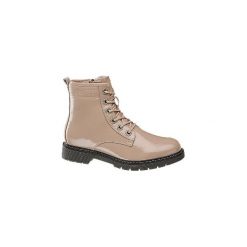Lakierowane botki damskie Tom Tailor w kolorze beżowym. Brązowe botki damskie z materiału, bez obcasa, na obcasie, na zamek. Za 239,90 zł.