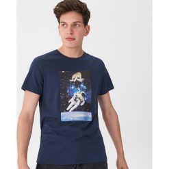 T-shirt z nadrukiem - Granatowy. Niebieskie t-shirty damskie House, s, z nadrukiem, bez kołnierzyka. Za 35,99 zł.