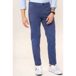 Spodnie materiałowe Tommy Hilfiger Tailored Flex TT0TT05837. Czerwone jeansy męskie Tommy Hilfiger Tailored, m, bez wzorów, z elastanu. W wyprzedaży za 229,00 zł.