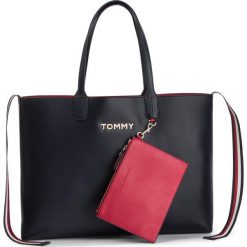Torebka TOMMY HILFIGER - Iconic Tommy Tote AW0AW06833 413. Czerwone torebki klasyczne damskie TOMMY HILFIGER, bez wzorów, ze skóry ekologicznej, klasyczne, bez dodatków. Za 579,00 zł.