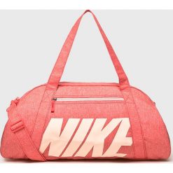 Nike - Torba. Różowe torebki damskie sportowe marki Nike, w paski, z poliesteru, sportowe, na ramię. Za 119,90 zł.