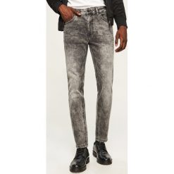 Spodnie jeansowe slim fit z przetarciami - Szary. Szare spodnie męskie Reserved, m, z jeansu. W wyprzedaży za 69,99 zł.