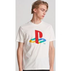 T-shirt z nadrukiem Playstation - Kremowy. Białe t-shirty męskie Reserved, xl, z nadrukiem, bez kołnierzyka. Za 59,99 zł.